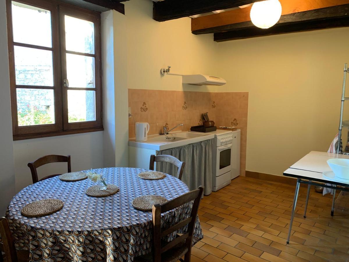 Spacious Apartment In A Charming, Tranquil Village Saint-Vincent-Rive-d'Olt Exterior photo