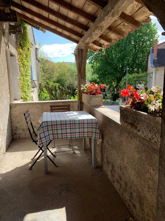 Spacious Apartment In A Charming, Tranquil Village Saint-Vincent-Rive-d'Olt Exterior photo